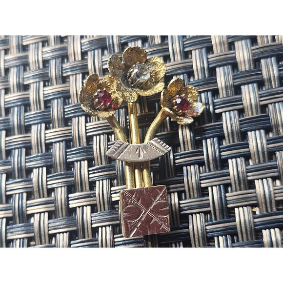 Elegant Crystal Gilt Metal Flower Brooch c 1930 - Picture 4 of 8